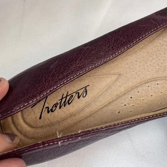 Trotters Burgundy Buckle Strap Slip On Block Heel Loafer Size 8N (Narrow) - Picture 7 of 10